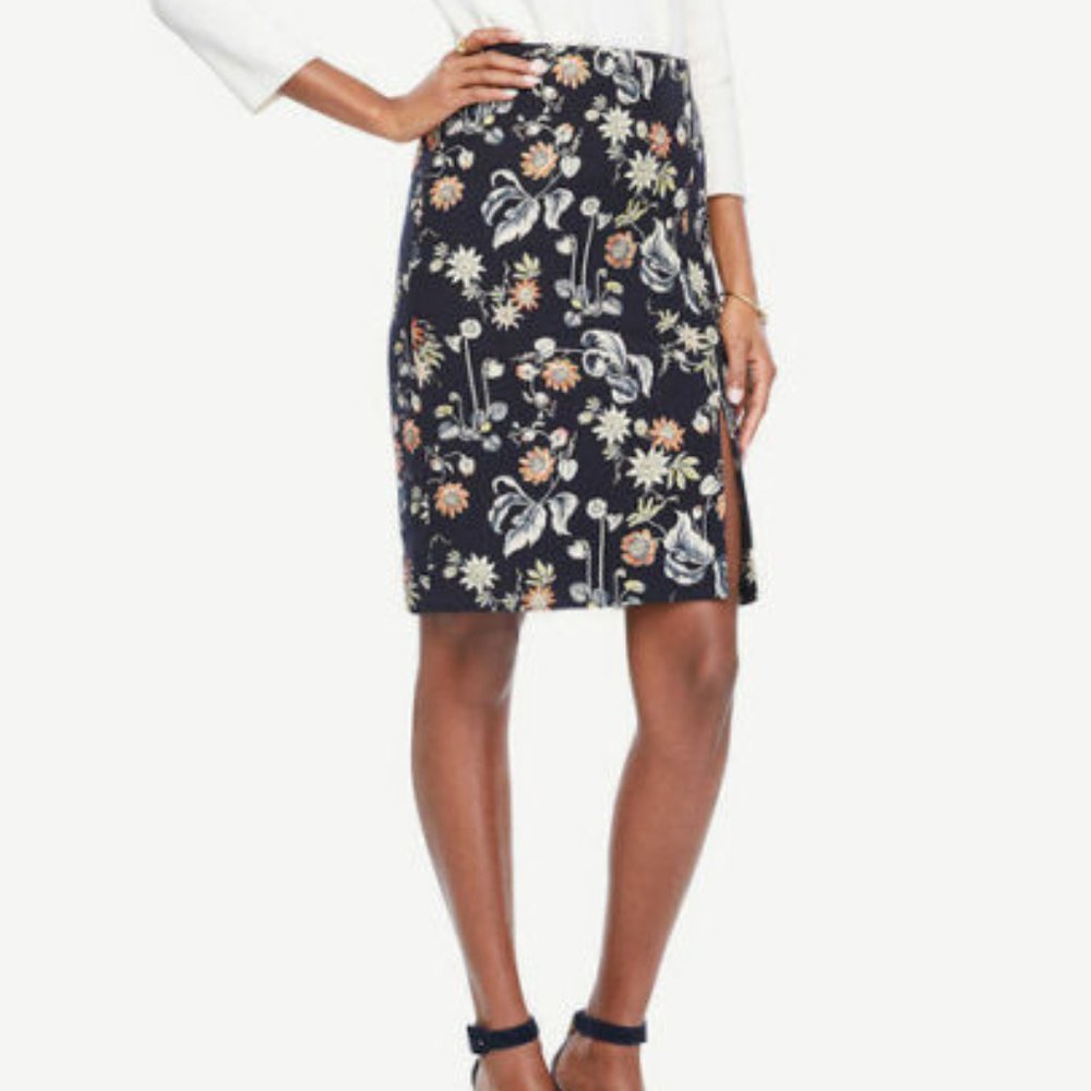 ANN TAYLOR Embroidered Jacquard Navy Pencil Skirt - Size 0